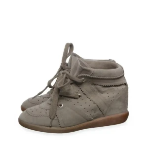 Isabel Marant Etoile Bobby sneakers - Finaste skorna som inte kommer till användning 🤍🤍🤍 superbra skick! kan mötas upp i Sthlm! hör av er vid frågor!