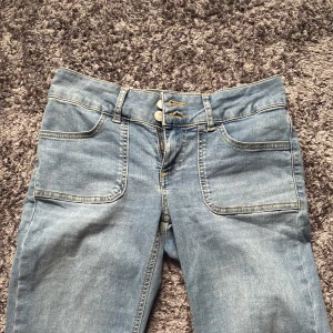 Bootcut jeans i ljusblå denim från Nelly - Snygga ljusblå bootcut jeans från Nelly, super snygga. Jätte fint skick och använda fåtal gånger. Pris kan diskuteras, skriv för fler bilder 🥰