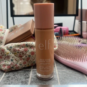 e.l.f. Halo Glow Liquid Filter Fair - Glow booster från e.l.f. i nyansen Fair (Shade 1). Kommer i en snygg glasflaska med rosa lock. Ger en strålande finish och kan användas som highlighter eller under foundation för extra glow. Perfekt för dig som vill ha en fräsch och glowy look. Sååå glowy, aldrig använt och säljer för att jag fick två stycken i present❤️Nypris 200kr