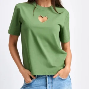 Grön t-shirt med hjärtformad cut-out - Snygg grön t-shirt med korta ärmar och en hjärtformad cut-out vid halsen. Storlek xl men skulle mer säga att den sitter som en s/m om man inte vill ha den så tajt❣️❣️❣️