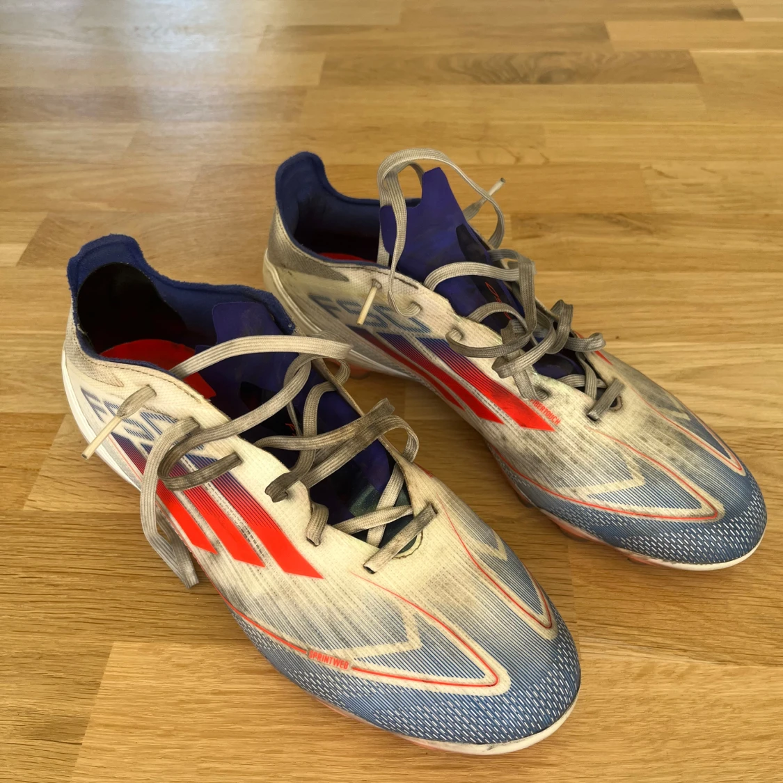 Adidas F50 fotbollsskor vit/blå/röd 44⅔