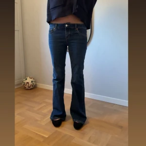 Blå bootcut jeans låg midja - Slutsålda hm low waist jeans från hm!! Super snygga och jätte sköna