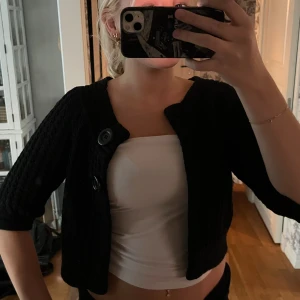 Stickad bolero/kofta - Säljer denna svart stickade boleron/koftan. Den är verkligen superfin och passar till allt. Säljer då den aldrig kommit till användning. Den är i storlek 36 men passar 34 oxå!