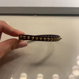 Edblad armband med nitar  - Brunt, vinröd armband från Edblad. Säljer då den är för stor på mig vilken syns på den sista bilden men kan mäta armbandet om någon undrar❤️