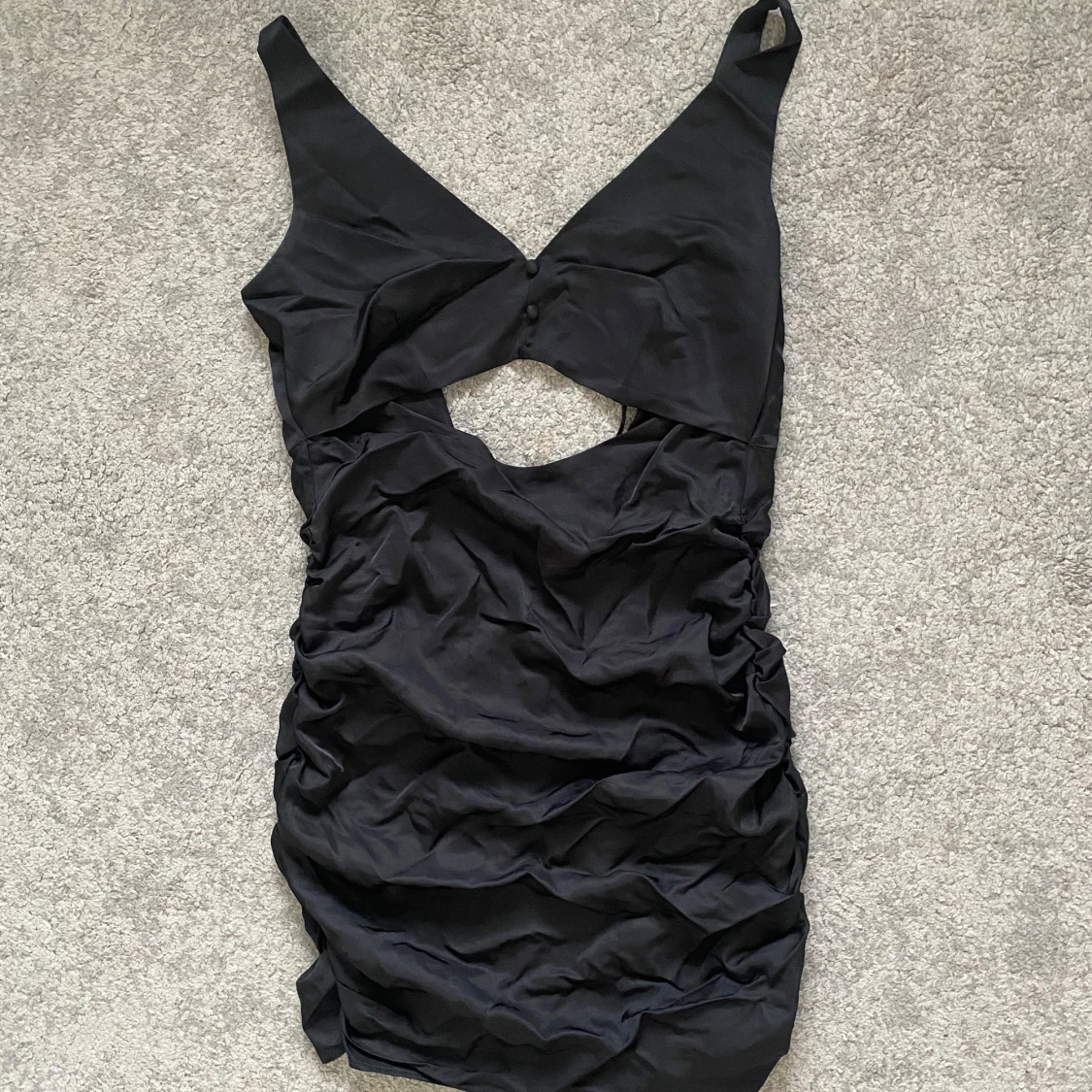 Svart omlott kortklänning med cut-out