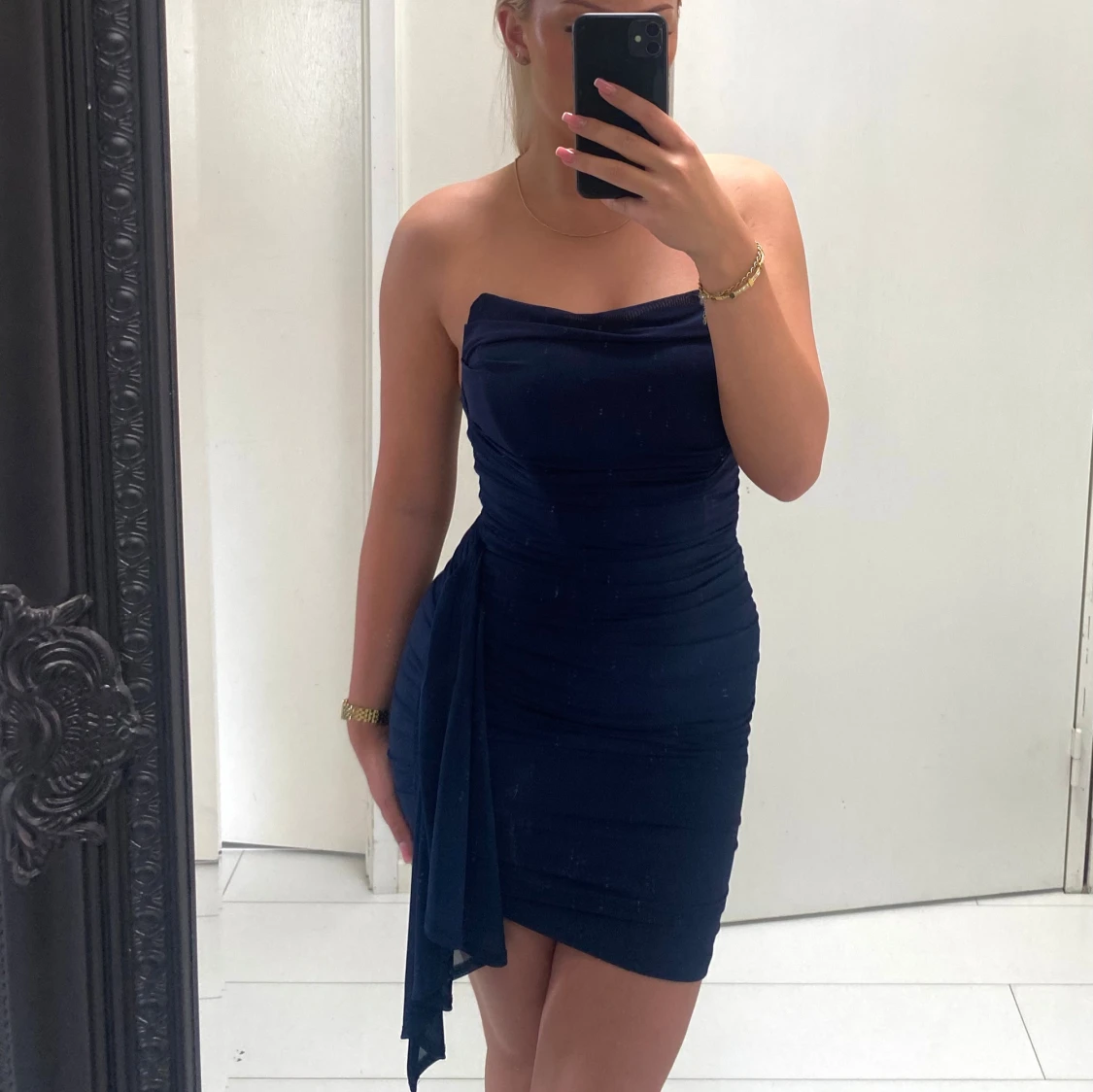 Marinblå axelbandslös klänning