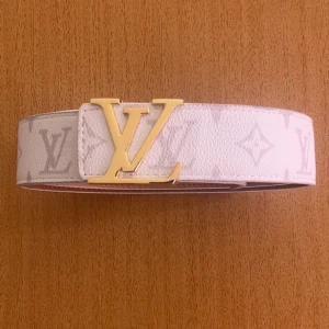 Vitt bälte med guldspänne - Vit bälte me guld mäke som kommer fräscha upp outfiten inför hösten och vintern