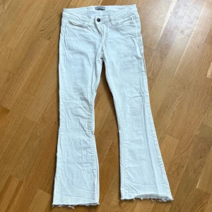 Vita bootcut jeans från Hunkydory - Säljer ett par vita jeans från Hunkydory som är bootcut. Byxorna har låg midja och är perfekta till vardagen eller att klä upp med en blus. Storlek W26.💞💞