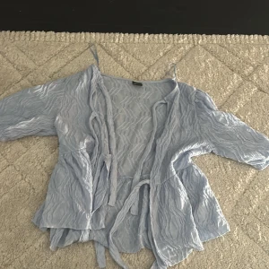 Söt topp från gina  - En söt topp från gina nästan aldrig andvänd och i ett bra skick, som helt ny. 