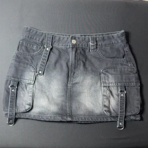 Svart jeanskjol med fickor och detaljer - Använd en gång