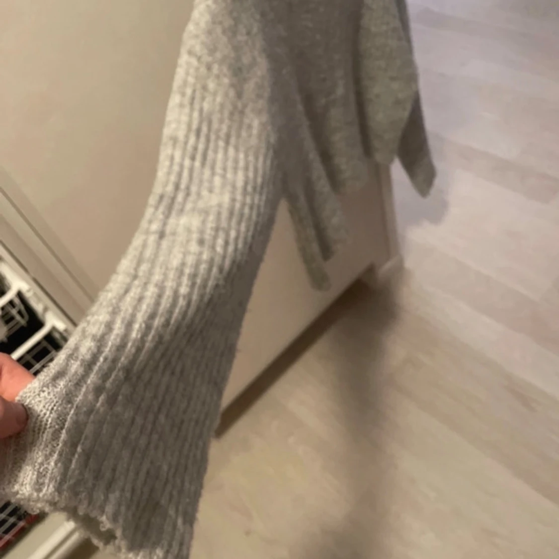 Grå ribbad polotröja från H&M - 1