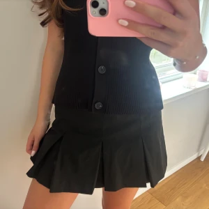 Mini kjol - Super snygg veckad mini kjol från Zara i strl M. Fint skick! Inbyggda shorts.