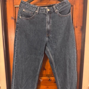 Bershka Baggy Jeans Relaxed fit 40 - Snygga och trendiga baggy jeans från Bershka i modellen Relaxed Fit. ✔️ Storlek: 40 ✔️ Passform: Baggy / Relaxed Fit – rymlig och bekväm ✔️ Färg: Svart ✔️ Skick: Helt nya, aldrig använda 