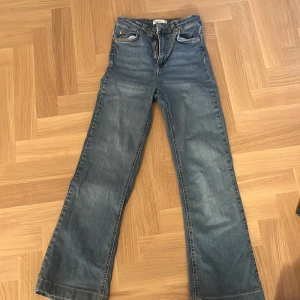 Blå wide jeans från Gina tricot - Säljer ett par blå jeans från Gina tricot, storlek S. Jeansen har en wide passform med raka, vida ben. Skriv privat för fler frågor !!