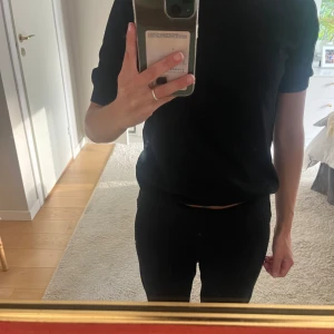 Svart stickad t-shirt från Zara - T-shirt från Zara!