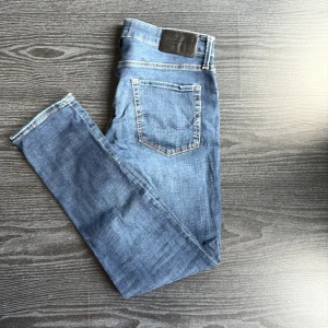 Blå skinny jeans från Jack & Jones - Säljer mina Jack and Jones jeans slim/glenn i storlek 31/30. Jeansen har smal passform, normal midja och är tillverkade i mjukt denimtyg med stretch. Använts ett fåtal gånger är u mycket bra skick. 