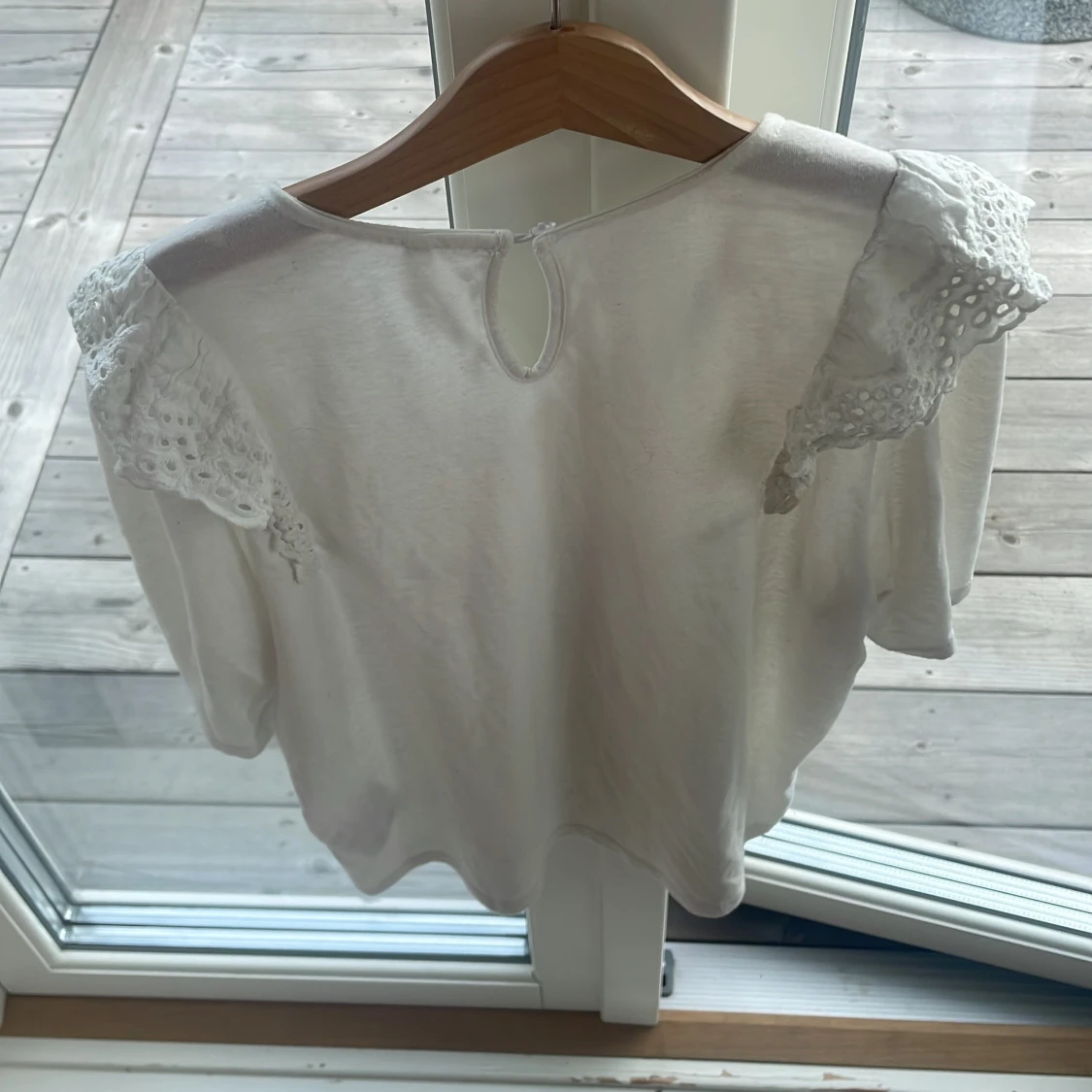 Vit blus med spetsdetaljer - 1