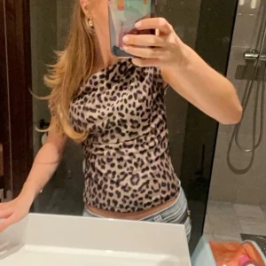 Snedskuren leopardtopp, perfekt festtopp  - Superfin snedskuren leopard mönstrad topp från Gina Tricot, snygg festtopp eller till annat festligt tillfälle!🐆 stl S. Helt slutsåld.