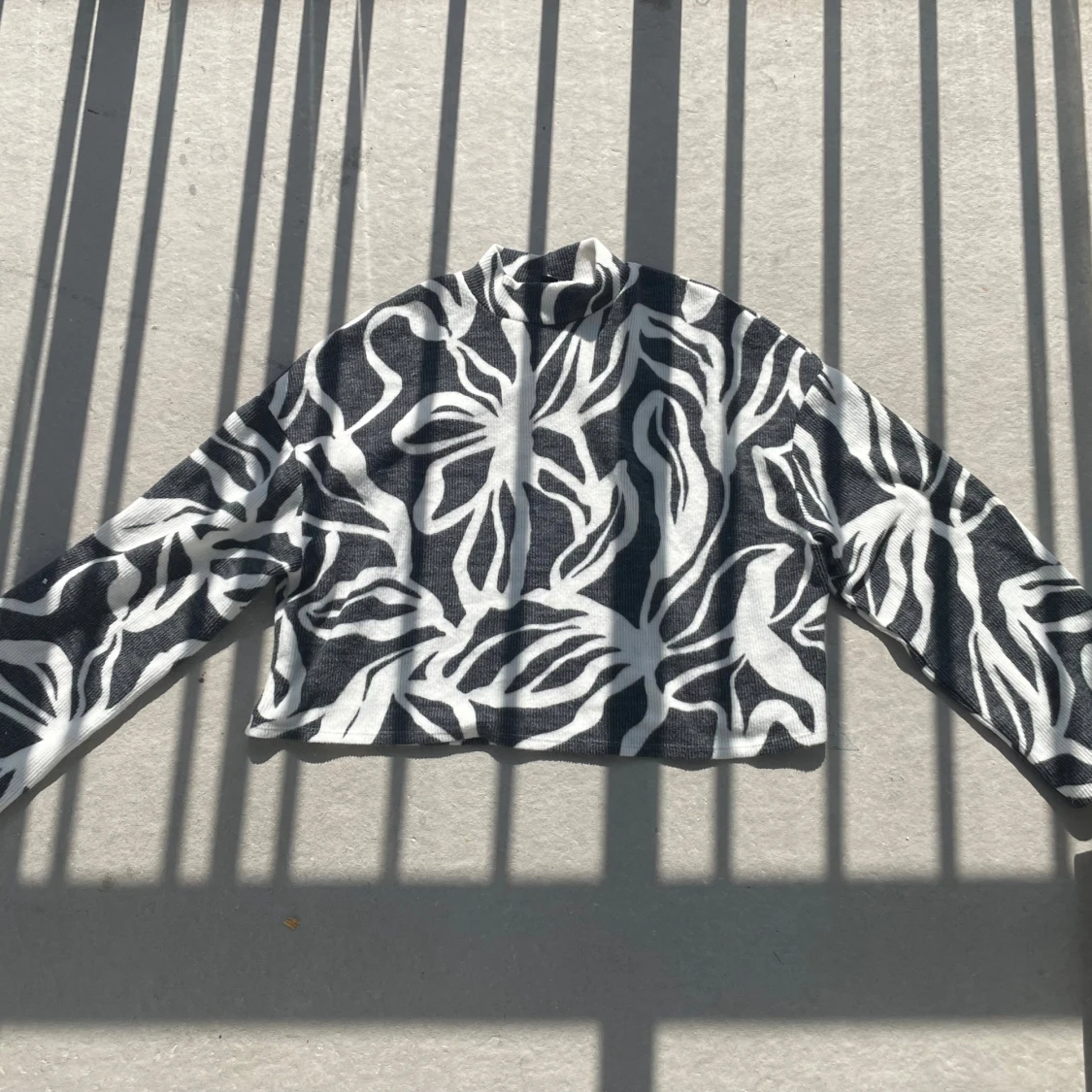 Svartvit mönstrad polotröja