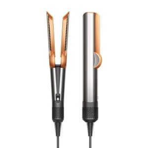 Dyson Airstrait  - Omhändertagen väldigt fint, bästa produkten jag nånsin har haft.Håret kan vara oljigt, vågigt, krulligt och ändå lyckas denna produkt lösa det. Den fönar och plattar samtidigt, kontakta för mer information om produkten 🩷Nypris 5590