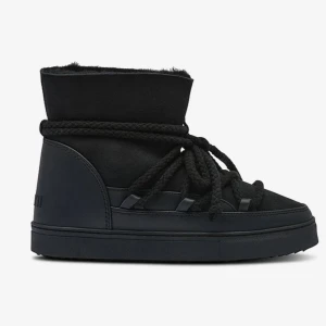 Svarta Inuikii moon boots i mocka - Säljer superfina svarta äkta inukii skor, dem är i jätte bra skick och supervarma. Nypris 3000 kr. Vattentäta och varma.