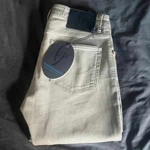 Handpicked Orvieto Slim Fit  - Handpicked Orvieto jeans storlek 29 sitter större.     Skick 10/10 helt nya med tags.                                       Priset går såklart att diskutera!                                      Vid fler funderingar tveka inte på att slå en signal!       /VS