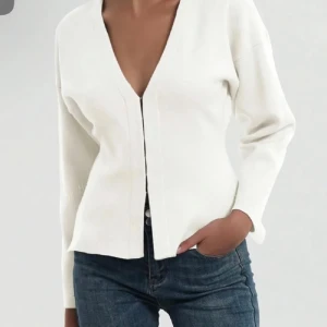 Populär tröja - Säljer denna tröja som kan bäras stängd och öppen. Säljs då den inte längre kommer till användning 