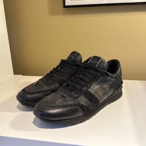 Valentino Garavani Rockrunners - Säljer dessa riktigt feta Valentino Garavani Rockrunners i storlek 45. Nypris ca 5500  mitt pris 1599. OBS priset är inte hugget i sten! Vid några funderingar är det bara att höra av dig. 