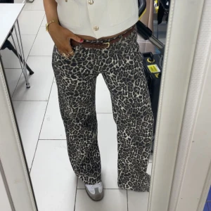 Leopard jeans - Säljer mina leopard jeans . Använt fåtal gånger, inga defekter! Från MISSAY, jag är 174 cm lång. Är vanligtvis storlek 38/40