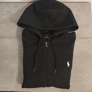 Polo kofta - Säljer en tvärfet Polo Ralph Lauren kofta i väldigt bra skick🙌Passar dig som är runt 175🙌Hör av er vid minsta lilla fundering! 🗣️