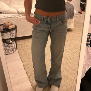 Ljusblåa wide jeans med låg midja - Säljer ett par ljusblåa jeans med låg midja och breda ben från zara i storlek 34. Använda endast 2 gånger!💗