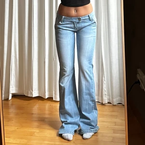 Lågmidjade bootcut jeans - Perfekta, vintage från Lochina💓midja 40 innerben 86. Hon på de två första bilderna är 165 jag är 175.