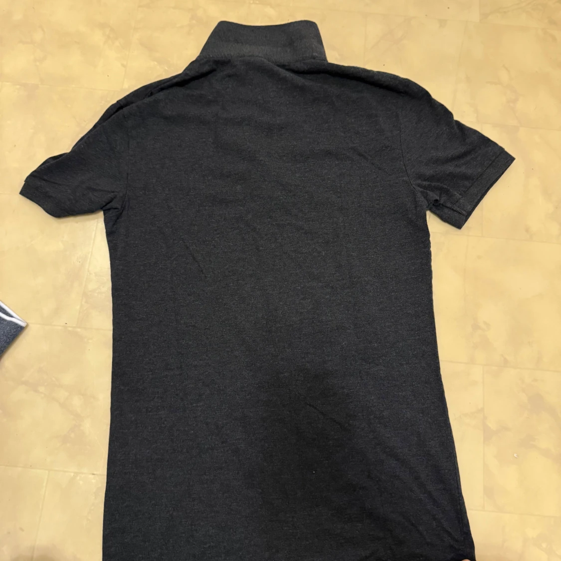 Mörkgrå pikétröja från ASOS DESIGN