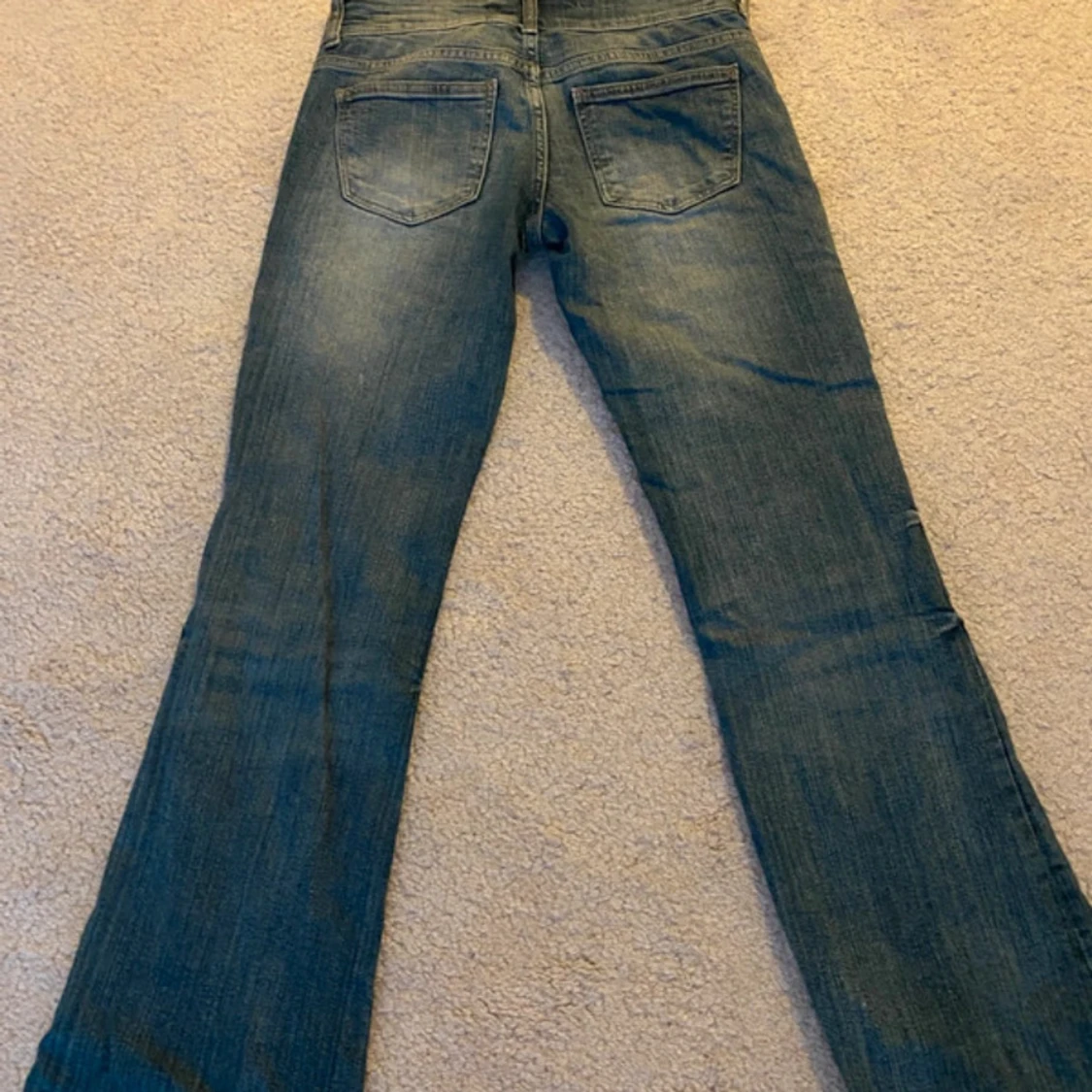 Blå bootcut jeans från Bershka - 1