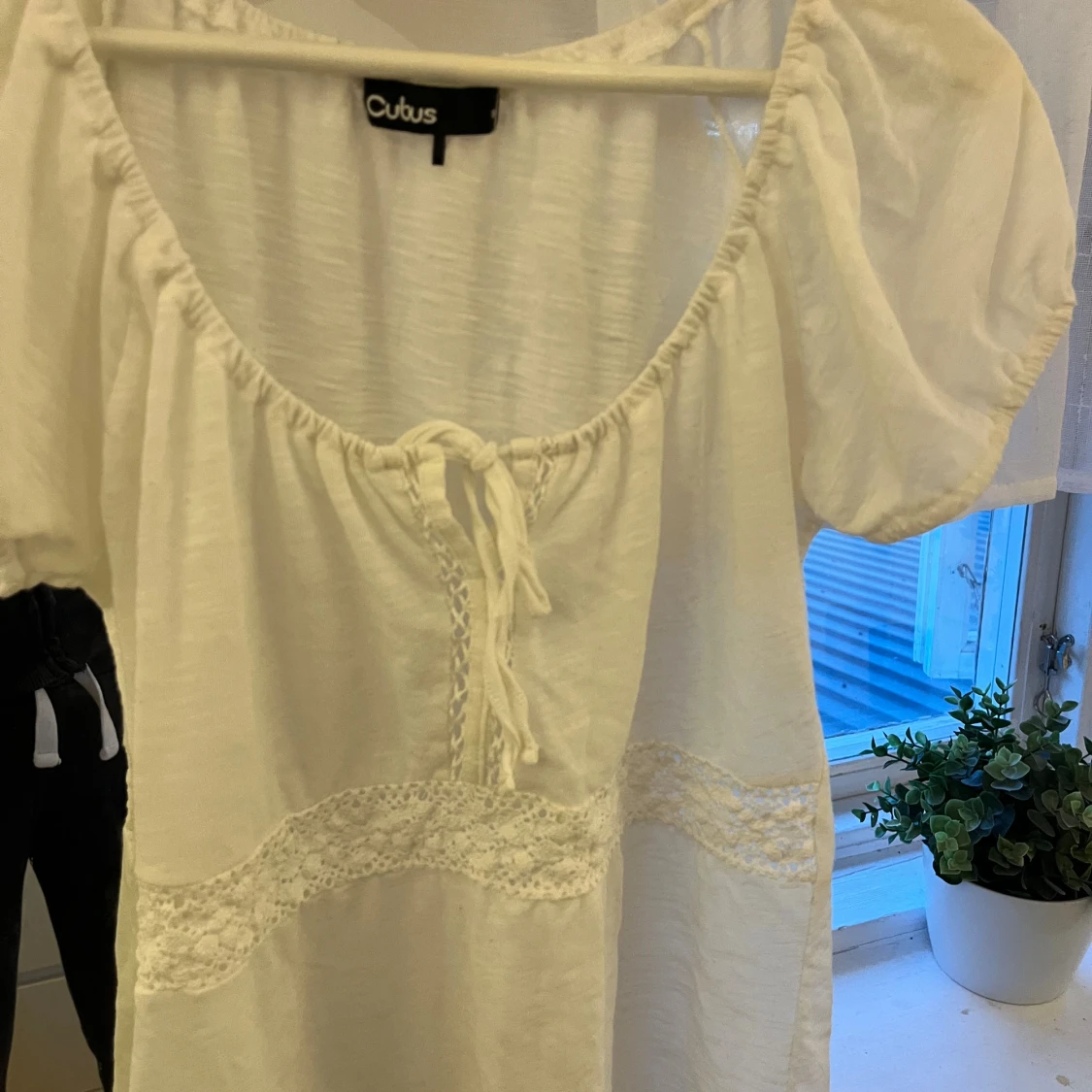 Vit blus med spets och knyt från Cubus