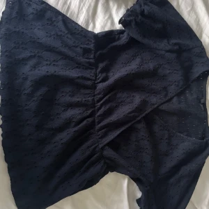Mörkblå blus - Supersöt mörkblå blus, storleken är xs men fungerar på en s/m också💙pris kan diskuteras 