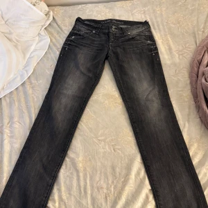 Lågmidjade svarta jeansbyxor från Guess - JÄTTE FIN LÅGMIDJA och bakfickor😻😻 passar dock ej mig längre 