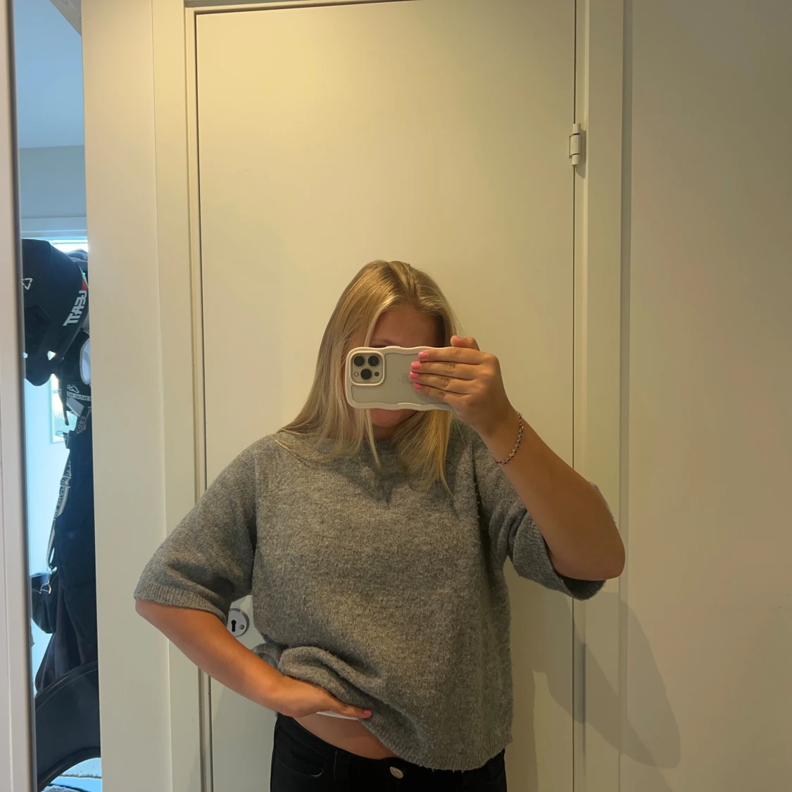 Grå stickad tröja med kort ärm