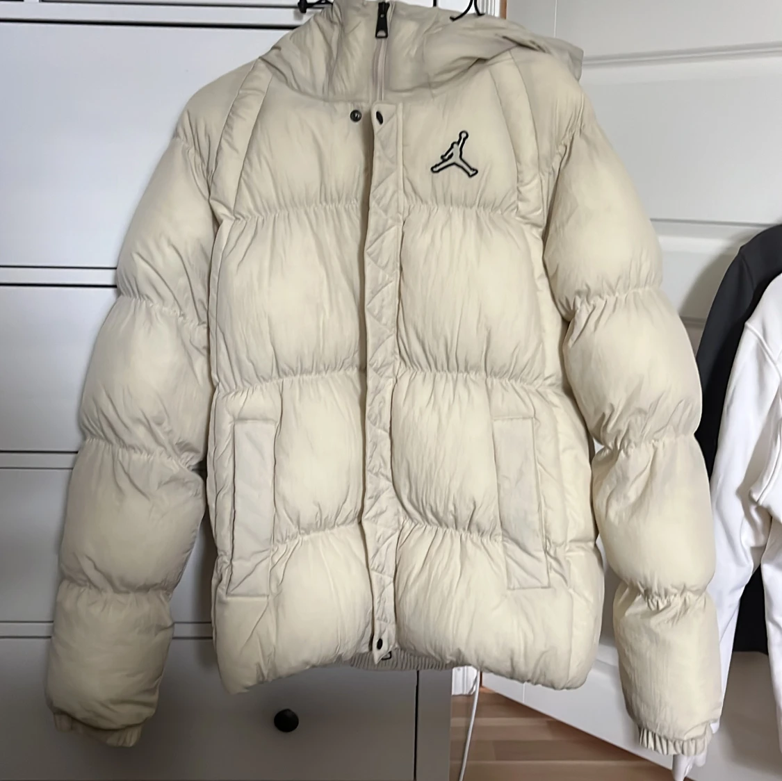 Jordan pufferjacka i beige med huva