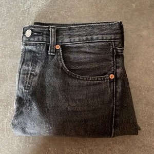 Levis 501  - Levis 501 jeans i en mörk mörkgrå färg, säljer då de inte passar mig. Storlek W29, L30. Små skador längst ner vid benen men sytt ihop de så syns knappt. skriv vid frågor eller funderingar. Skickar fort 