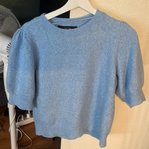 Ljusblå stickad tröja från Vero Moda - En ljusblå stickad tröja med korta armar från Vero Moda i storlek M💗