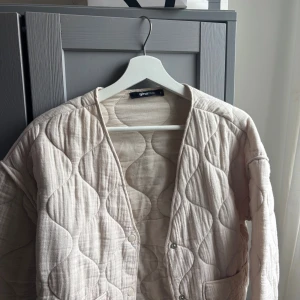 Quiltad Jacks Gina  - Super fin jacka ifrån Ginatricot, i en crémevit färg🤍nypris 499