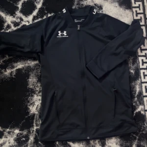 Svart under armour hoodie  - Svart under armour tröja som är använd ett par gånger bara storlek L .