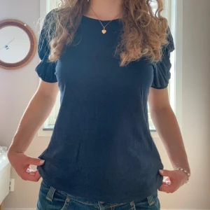 Söt blus från Cubus  - Så himla gullig blus från Cubus med jättesöta ärmar. Knappt använd någonting och i väldigt bra skick. Återkom för fler bilder 🌸