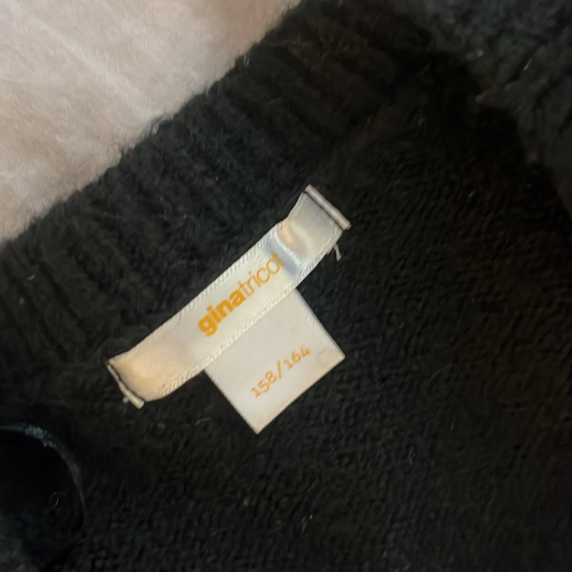 Svart kofta med guldknappar Gina Tricot - 1