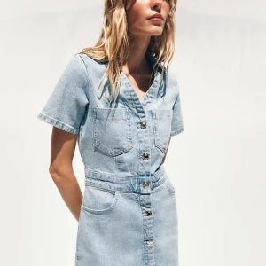 Zara jeansklänning ljus - Säljer denna favoriten, så så fin men tycker inte den ej kommer till användning. Använd runt 3-4 gånger🩵i den ljusare färgen, nypris 400