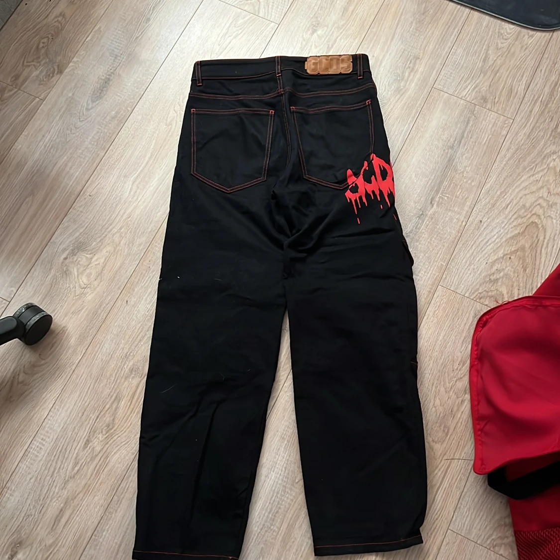 Svarta cargopants från GCDS med röd logga - 1