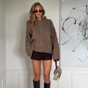 Lojsan Wallin x Nakd  - Säljer en slutsåld stickad tröja från lojsan wallins senaste kollektion med Nakd. Helt ny med lapp och aldrig använd. Storlek L men sitter så snyggt på. Säljer gör 700kr.