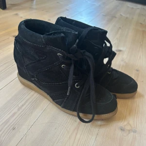 Svarta Isabel Marant inspererade skor - Såå sngga kilklackar, jättelika de från Isabel Marant! I modellen med något lägre klack, motsvarande bobby modellen. Jättebra skick, och fint material med bra kvalitet!