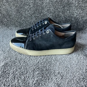 Lanvin Skor - ‼️VI TAR EJ BYTEN‼️Lanvin Cap Toe Sneakers | Skick: 7/10 | Storlek UK 10 som motsvarar ungefär 45-46 EU| ingår enbart skorna vid köp. | Fraktar inom 24H efter köp på köparens bekostnad 📦💨 | Hör av dig vid minsta fråga eller fundering 💭